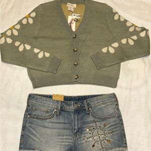Green Cardigan Sweater with daisy’s Pattern Sand Denim shorts 6